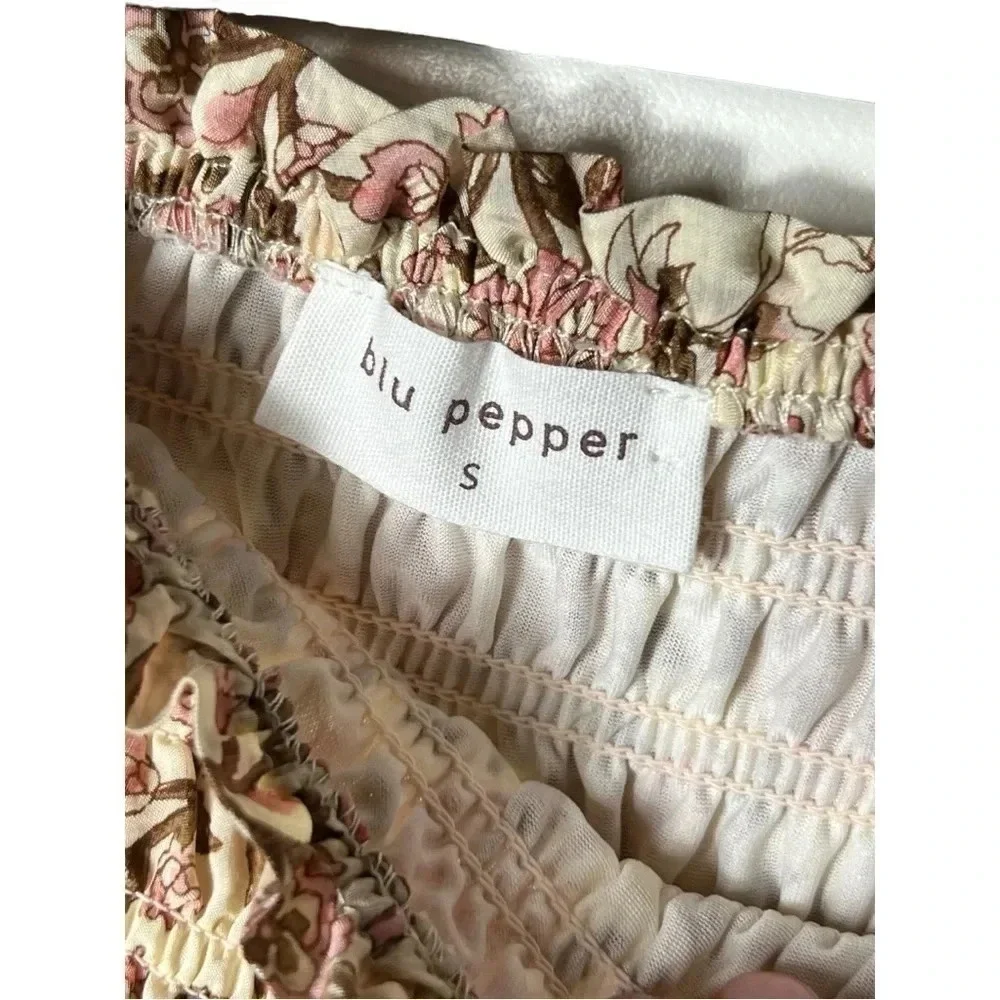 1696. BLU PEPPER SMOCKED AND FLARE SKIRT SIZE SMALL FLORAL PATTERN MINI LENGTH‎